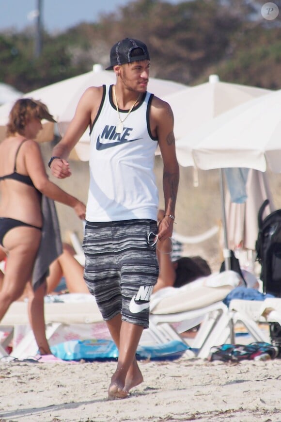 Neymar a visiblement un problème de sous-vêtements lors de ses vacances à Ibiza, le 28 juillet 2014