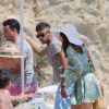 Neymar et sa compagne Bruna Marquezine le 27 juillet 2014 rejoignent la plage d'Ibiza depuis leur yacht