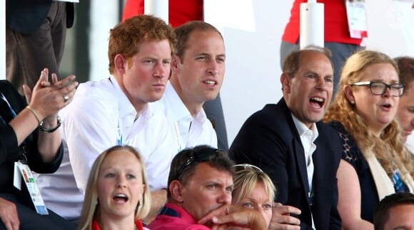 Le prince Edward, comte de Wessex, avec les princes William et Harry et Kate Middleton en tribunes lors des Jeux du Commonwealth à Glasgow, le 28 juillet 2014