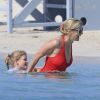 Exclusif - Sophie de Wessex tracte sa fille Lady Louise. Le prince Edward, comte de Wessex, et son épouse la comtesse Sophie de Wessex en vacances avec leurs enfants Lady Louise (10 ans) et James, vicomte Severn (6 ans), sur une plage de l'île d'Espalmador, dans les Baléares, le 15 juillet 2014. Le couple a notamment affiché les beaux résultats de sa nouvelle passion pour le sport.