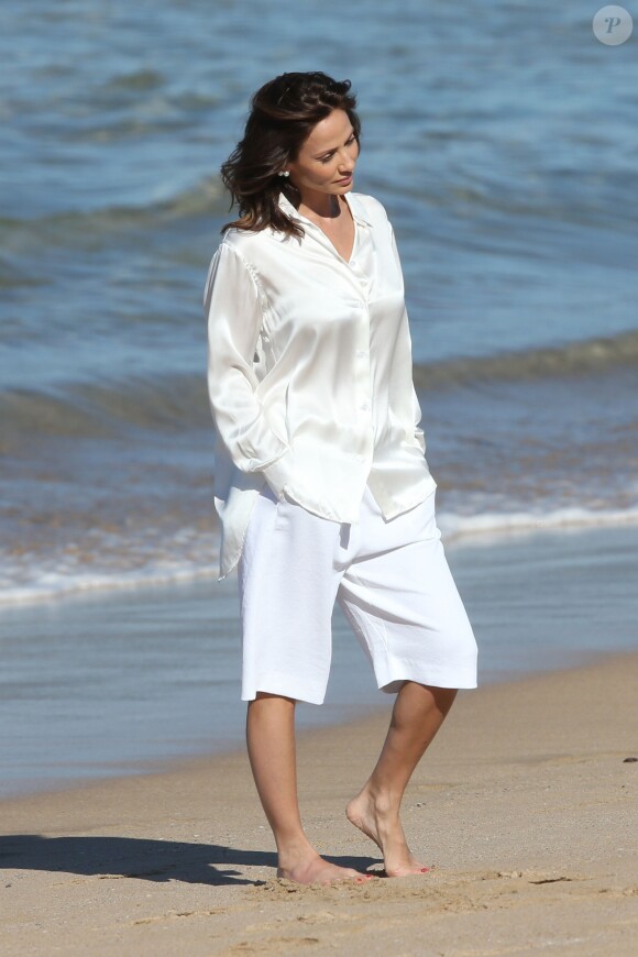 Natalie Imbruglia prend la pose sur une plage en Australie, le 30 juillet 2014.