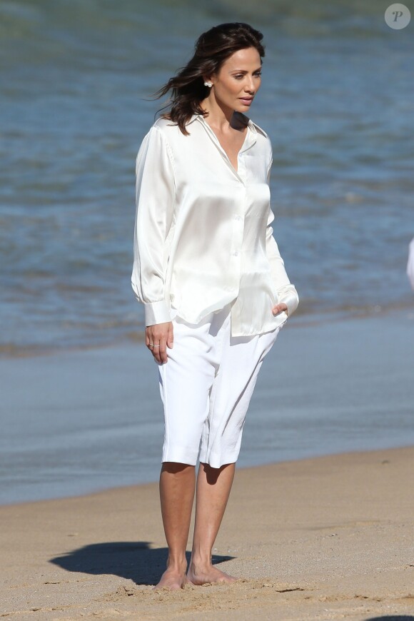 Natalie Imbruglia prend la pose sur une plage en Australie, le 30 juillet 2014.