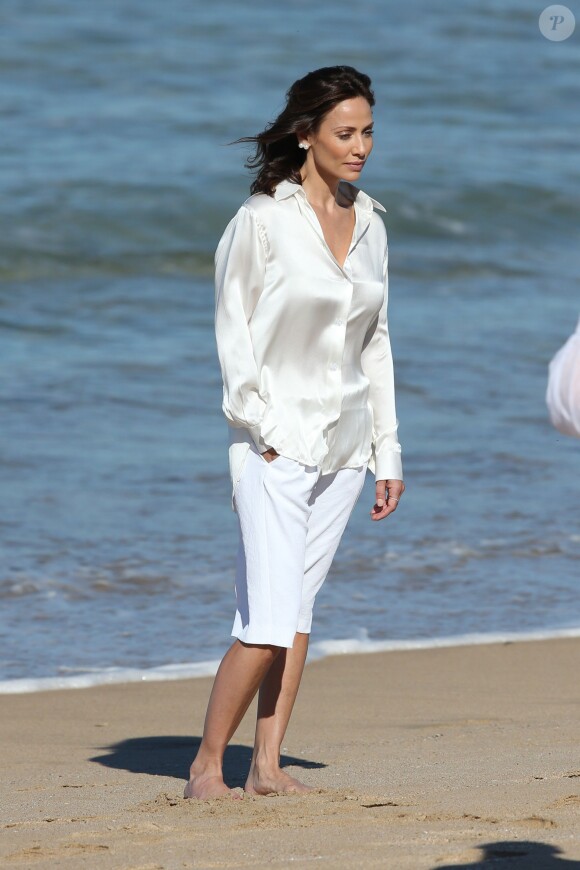 Natalie Imbruglia prend la pose sur une plage en Australie, le 30 juillet 2014.