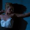 Kim Basinger lors de son strip-tease mémorable dans le film 9 semaines 1/2 avec Mickey Rourke sorti en 1986.