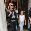 Kate Moss, son mari Jamie Hince et sa fille Lila Grace vont déjeuner au restaurant Cecconi sur Mayfair et sont ensuite allés faire du shopping chez Gucci sur Bond Street à Londres, le 29 juillet 2014. 