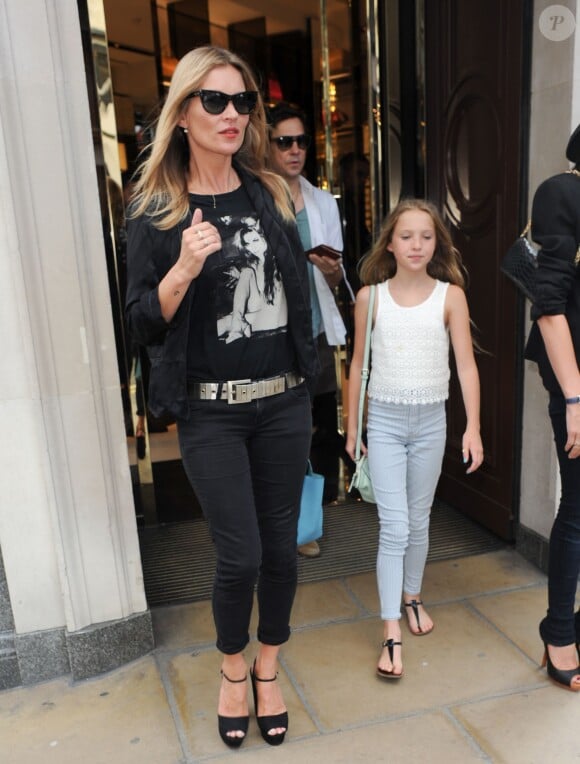 Kate Moss, son mari Jamie Hince et sa fille Lila Grace vont déjeuner au restaurant Cecconi sur Mayfair et sont ensuite allés faire du shopping chez Gucci sur Bond Street à Londres, le 29 juillet 2014. 