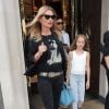 Kate Moss, Jamie Hince et sa fille Lila Grace vont déjeuner au restaurant Cecconi sur Mayfair et sont ensuite allés faire du shopping chez Gucci sur Bond Street à Londres, le 29 juillet 2014.