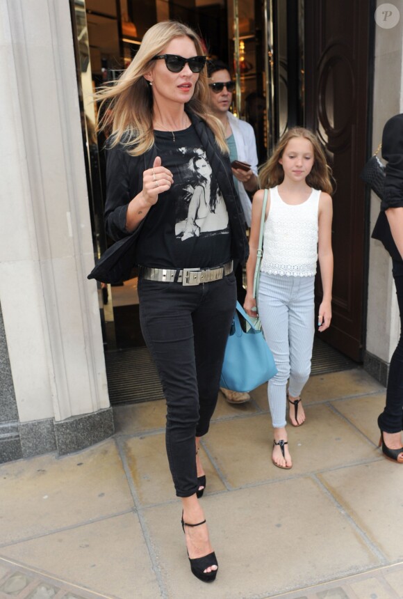 Kate Moss, Jamie Hince et sa fille Lila Grace vont déjeuner au restaurant Cecconi sur Mayfair et sont ensuite allés faire du shopping chez Gucci sur Bond Street à Londres, le 29 juillet 2014.