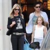 Kate Moss, son mari Jamie Hince et sa fille Lila Grace sont allés déjeuner au restaurant Cecconi sur Mayfair et sont ensuite allés faire du shopping chez Gucci sur Bond Street à Londres, le 29 juillet 2014. 