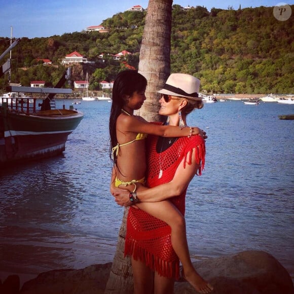 Laeticia Hallyday et sa fille en vacances à Saint-Barthélémy, juillet 2014.