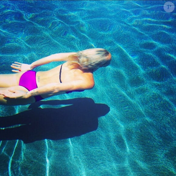 Petit bain au réveil pour Laeticia Hallyday en vacances à Saint-Barthélémy, juillet 2014.