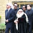  Barry Gibb et Dwina Gibb aux obs&egrave;ques de Robin Gibb &agrave; Thame le 8 juin 2012. 
