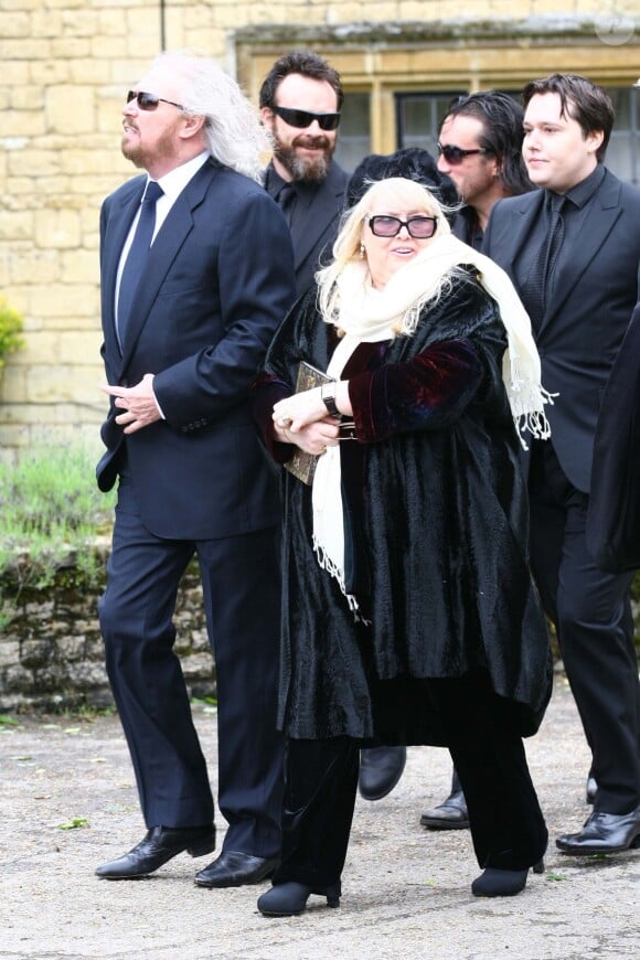 Barry Gibb et Dwina Gibb aux obsèques de Robin Gibb à Thame le 8 juin 2012.