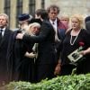 Dwina Gibb dans les bras de son fils R.J. Gibb aux obsèques de Robin Gibb à Thame le 8 juin 2012.
