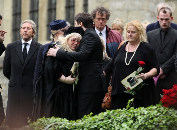 Dwina Gibb dans les bras de son fils R.J. Gibb aux obsèques de Robin Gibb à Thame le 8 juin 2012.