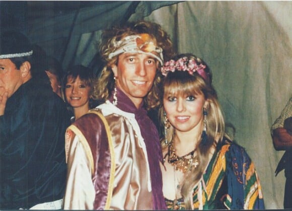 Robin Gibb et Dwina célébrant leur premier anniversaire de mariage au début des années 80. Une photo personnelle dévoilée par Dwina le 30 juillet 2014 pour annoncer la sortie d'un album posthume.