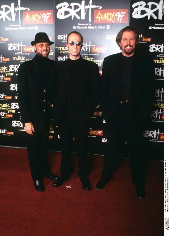Les Bee Gees à la cérémmonie des Brit Awards à Londres, le 24 février 1997.