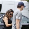 Les acteurs Ashton Kutcher et Mila Kunis (enceinte) font du shopping dans des magasins spécialisés dans l'art le 2 Août 2014 à Los Angeles.