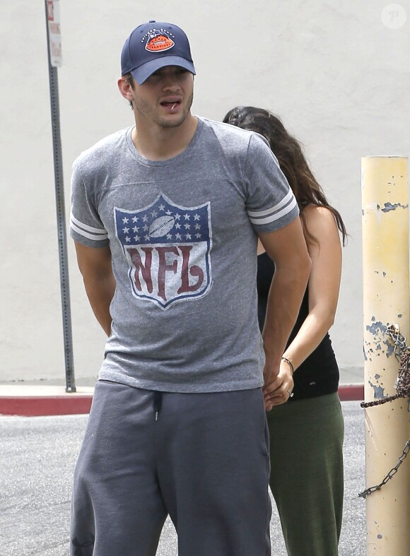 Ashton Kutcher et la belle Mila Kunis (enceinte) font du shopping dans des magasins spécialisés dans l'art le 2 Août 2014 à Los Angeles.
