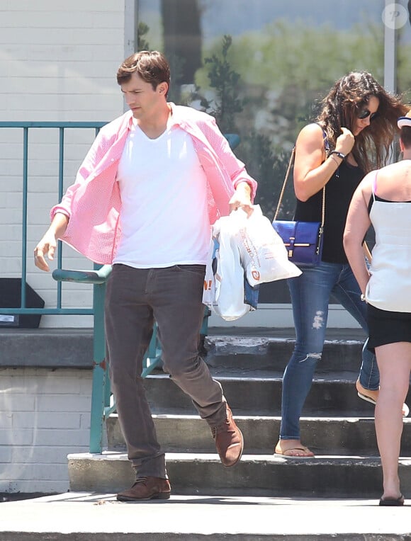 Mila Kunis et Ashton Kutcher à la sortie du centre Change your life à Studio City, le 15 juillet 2014