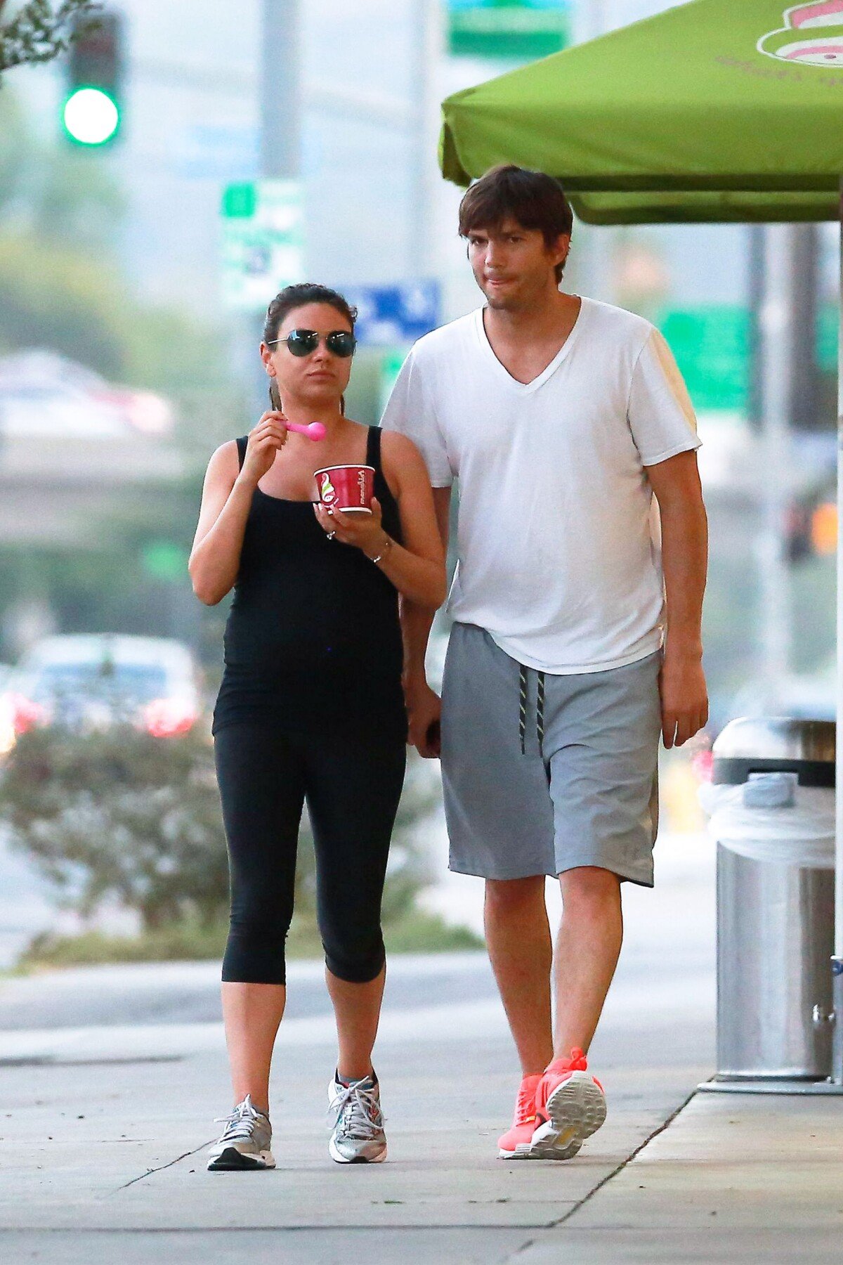 Vidéo : Ashton Kutcher et Mila Kunis à Sherman Oaks, Los Angeles, le 7