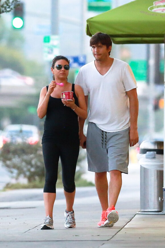 Ashton Kutcher et Mila Kunis à Sherman Oaks, Los Angeles, le 7 juin 2014.