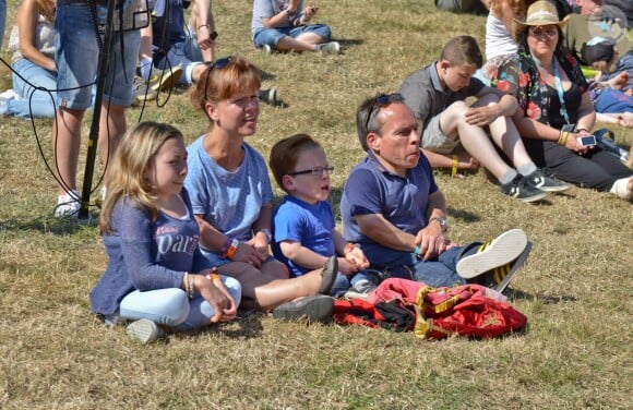 Warwick Davis en famille avec sa femme Samantha Davis et leurs deux enfants au Camp Bestival à Lulworth Castle dans le Dorset, le 3 août 2014.