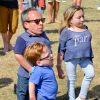 Warwick Davis avec sa femme Samantha Davis et leurs deux enfants au Camp Bestival à Lulworth Castle dans le Dorset, le 3 août 2014.