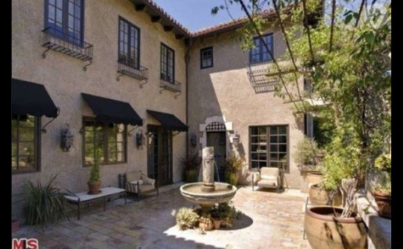 Mischa Barton est en défaut de paiement sur sa villa de Beverly Hills, achetée en 2005 pour 6,4 millions de dollars.