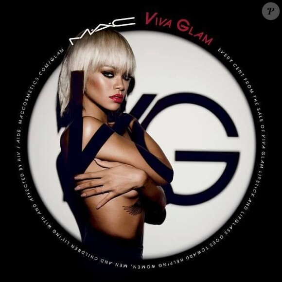 Rihanna, blonde pour le rouge à lèvres Viva Glam Rihanna de M.A.C sorti début 2013.