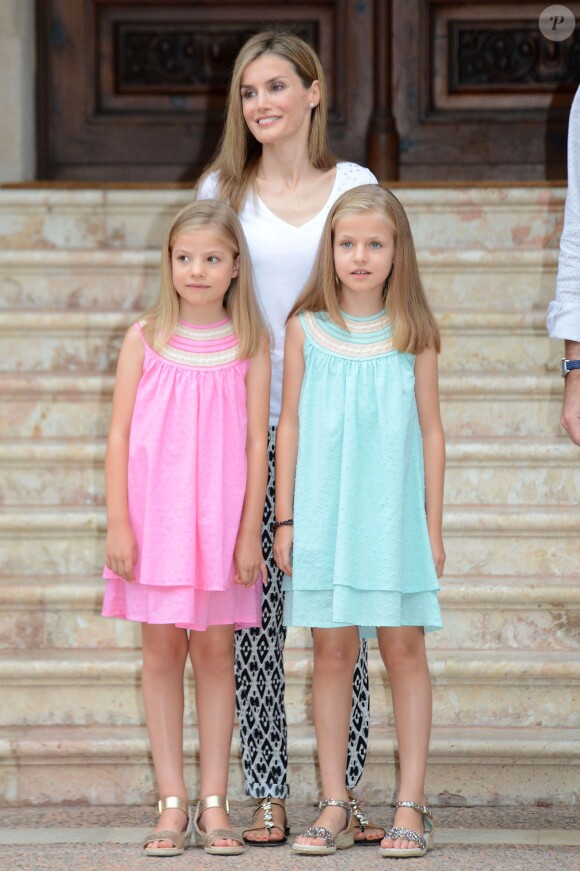 Letizia d'Espagne radieuse avec ses filles Sofia et Leonor... Le roi Felipe VI et la reine Letizia d'Espagne, avec leurs filles Sofia, en robe rose, et Leonor, princesse des Asturies, en robe bleue, ont posé pour la presse au palais de Marivent, le 5 août 2014 à Palma de Majorque, pour le début de leurs vacances d'été.