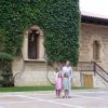 Le roi Felipe VI et la reine Letizia d'Espagne, avec leurs filles Sofia, en robe rose, et Leonor, princesse des Asturies, en robe bleue, ont posé pour la presse au palais de Marivent, le 5 août 2014 à Palma de Majorque, pour le début de leurs vacances d'été.