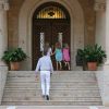 Le roi Felipe VI et la reine Letizia d'Espagne, avec leurs filles Sofia, en robe rose, et Leonor, princesse des Asturies, en robe bleue, ont posé pour la presse au palais de Marivent, le 5 août 2014 à Palma de Majorque, pour le début de leurs vacances d'été.