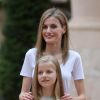 Letizia avec sa fille Leonor, héritière en apprentissage... Le roi Felipe VI et la reine Letizia d'Espagne, avec leurs filles Sofia, en robe rose, et Leonor, princesse des Asturies, en robe bleue, ont posé pour la presse au palais de Marivent, le 5 août 2014 à Palma de Majorque, pour le début de leurs vacances d'été.