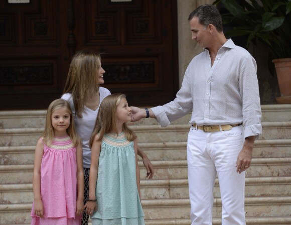 Beaucoup de tendresse entre Felipe et son héritière... Le roi Felipe VI et la reine Letizia d'Espagne, avec leurs filles Sofia, en robe rose, et Leonor, princesse des Asturies, en robe bleue, ont posé pour la presse au palais de Marivent, le 5 août 2014 à Palma de Majorque, pour le début de leurs vacances d'été.