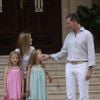 Beaucoup de tendresse entre Felipe et son héritière... Le roi Felipe VI et la reine Letizia d'Espagne, avec leurs filles Sofia, en robe rose, et Leonor, princesse des Asturies, en robe bleue, ont posé pour la presse au palais de Marivent, le 5 août 2014 à Palma de Majorque, pour le début de leurs vacances d'été.