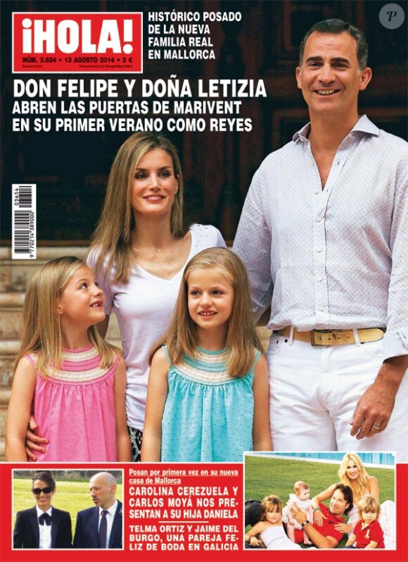 Felipe VI et Letizia d'Espagne font avec leurs filles Sofia et Leonor la couverture de l'hebdomadaire Hola! en date du 6 août 2014, à l'occasion de leur séance photo des vacances au palais de Marivent, à Palma de Majorque.