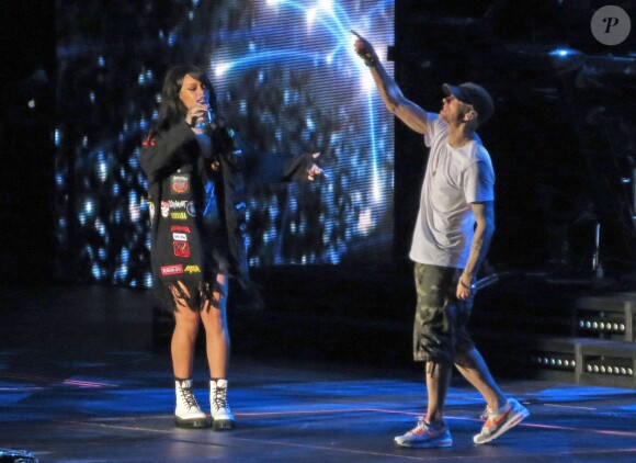La chanteuse Rihanna et le rappeur Eminem en concert au Rose Bowl à Pasadena, le 7 août 2014, pour la première date de leur Monster Tour. 