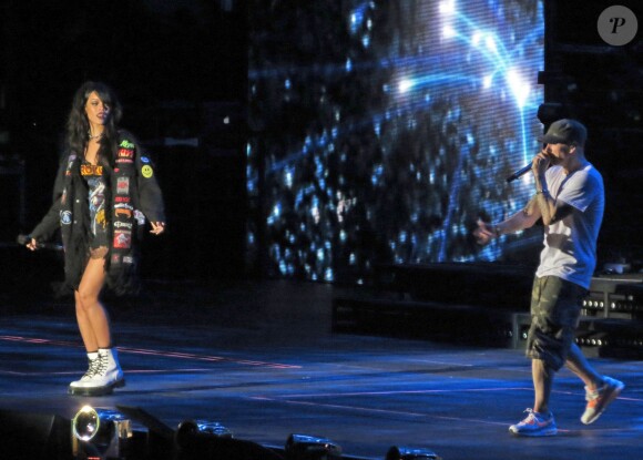 La chanteuse Rihanna et le rappeur Eminem en concert au Rose Bowl à Pasadena, le 7 août 2014, dans le cadre de leur Monster Tour. 