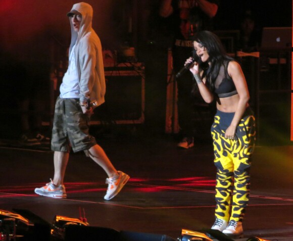 La chanteuse Rihanna et le rappeur Eminem en concert au Rose Bowl à Pasadena, le 7 août 2014, pour le coup d'envoi de leur Monster Tour. 