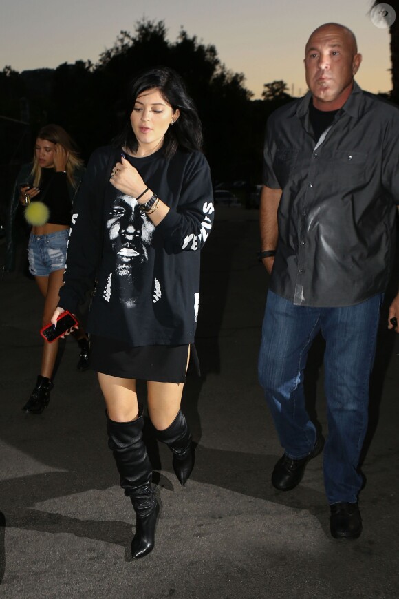 Kendall et Kylie Jenner assisent au concert d'Eminem et de Rihanna à Pasadena, le 7 août 2014.