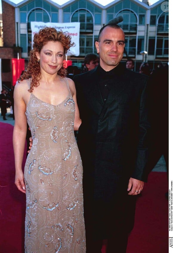 Alex Kingston et son précédent mari, à Londres, le 12 avril 1999.
