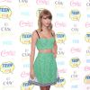 Taylor Swift arrive au Shrine Auditorium pour les Teen Choice Awards 2014, habillée d'un ensemble Novis et de sandales Charlotte Olympia. Los Angeles, le 10 août 2014.