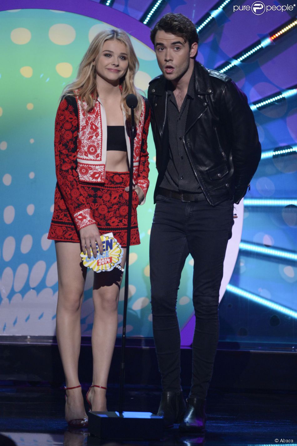 Chloë Grace Moretz et Jamie Blackley présentent le prix d&#039;acteur de l&#039;année dans un film de science-fiction lors des Teen Choice Awards 2014. Los Angeles, le 10 août 2014.