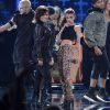 Demi Lovato et Cher Lloyd interprètent leur duo Really Don't Care lors des Teen Choice Awards 2014. Los Angeles, le 10 août 2014.