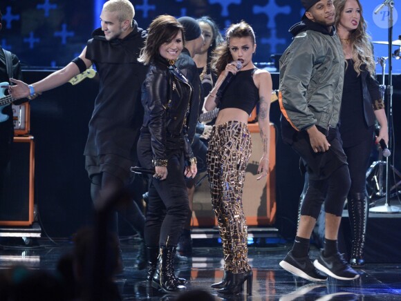 Demi Lovato et Cher Lloyd interprètent leur duo Really Don't Care lors des Teen Choice Awards 2014. Los Angeles, le 10 août 2014.