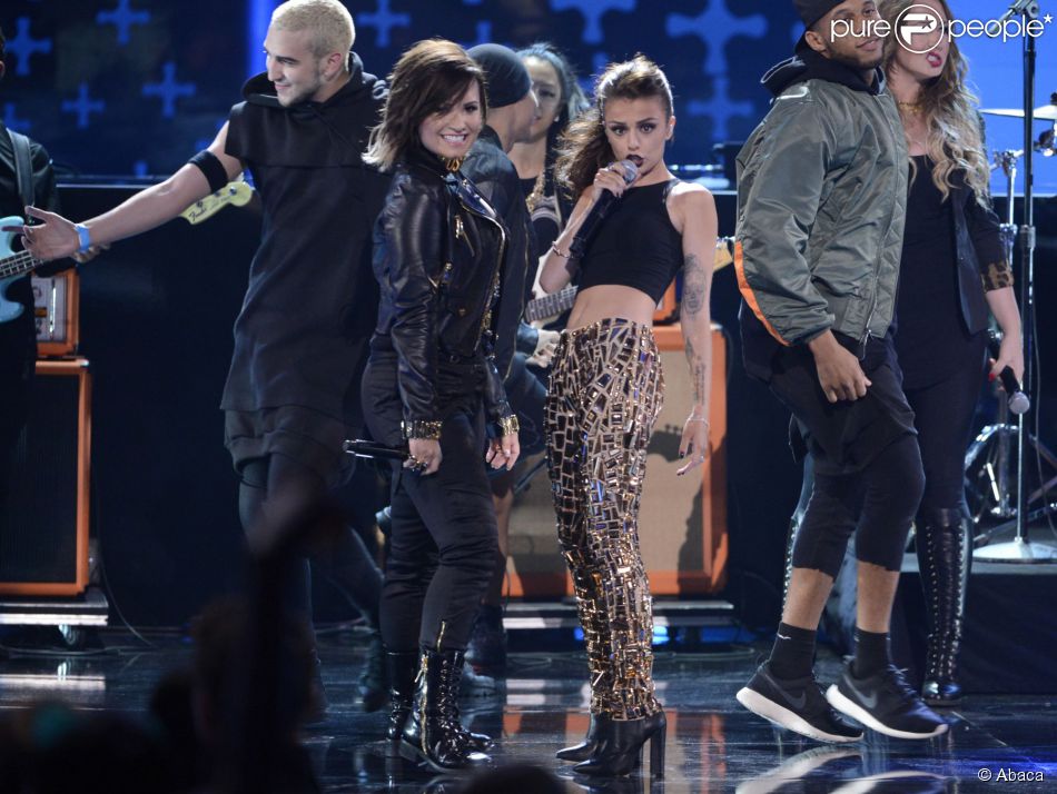 Demi Lovato et Cher Lloyd interprètent leur duo Really Don&#039;t Care lors des Teen Choice Awards 2014. Los Angeles, le 10 août 2014.