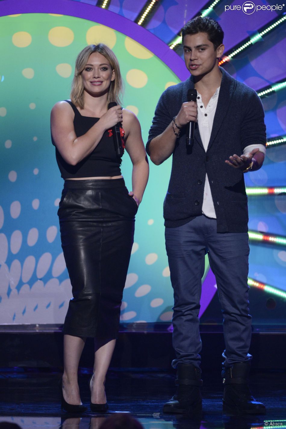 Hilary Duff et Jake T. Austin présentent la prestation de Jason Derulo lors des Teen Choice Awards 2014. Los Angeles, le 10 août 2014.