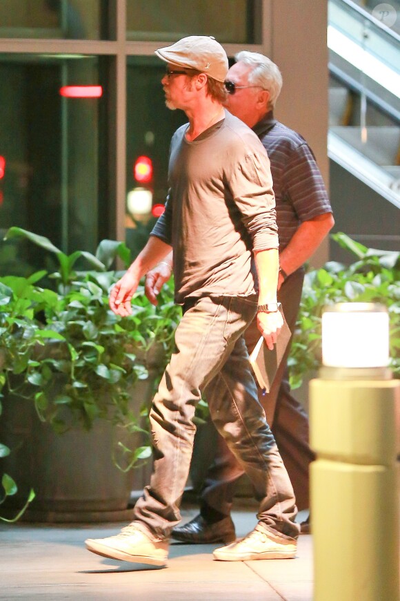 L'acteur et producteur Brad Pitt, avec son père William Pitt, se rendant à une projection privée de Fury à Los Angeles le 10 août 2014