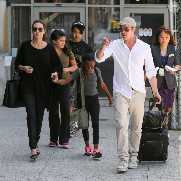 Angelina Jolie et Brad Pitt avec leurs enfants à l'aéroport de Los Angeles le 14 juin 2014